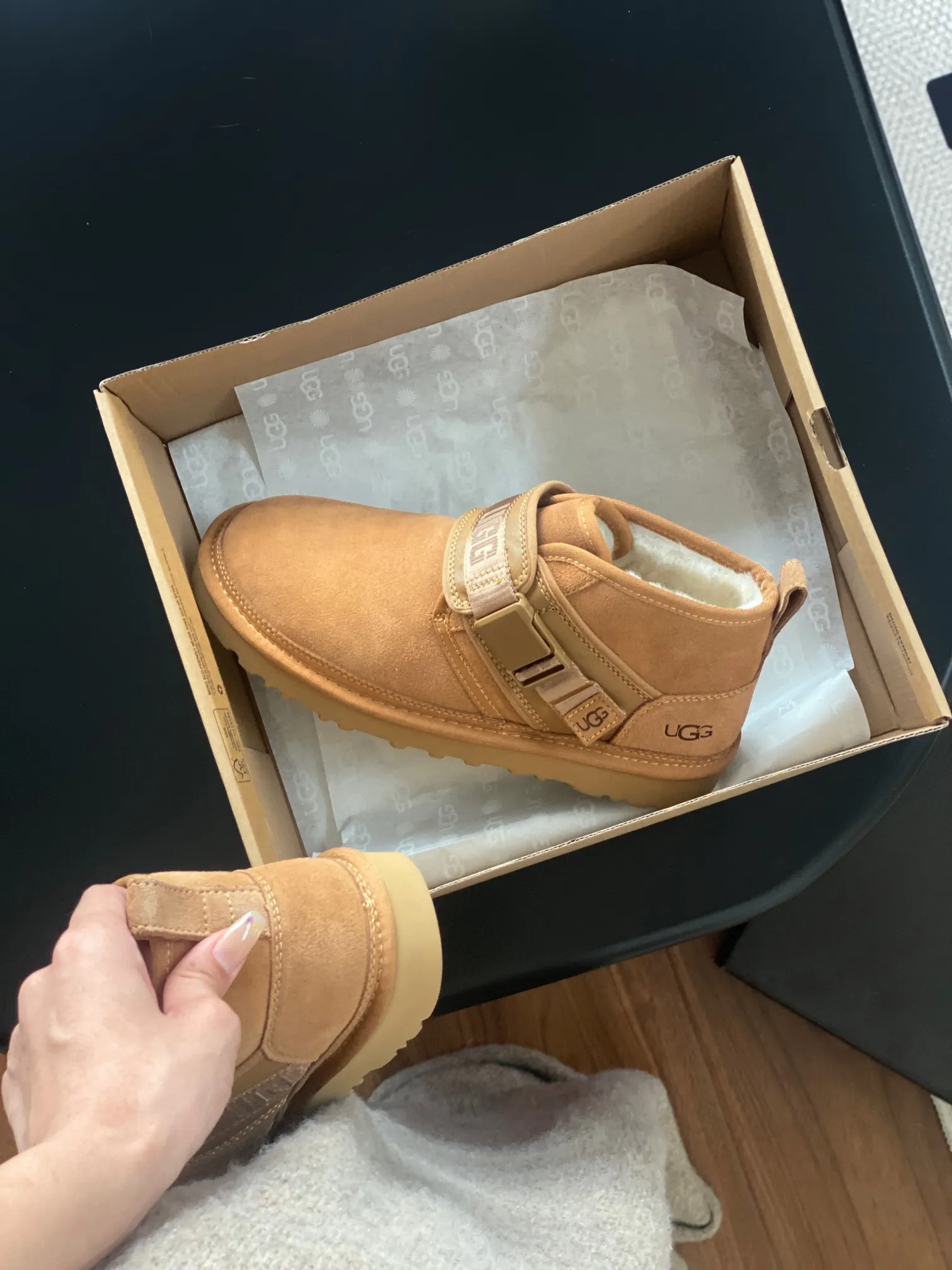 [UGG] P: 580💰 Men's model. Size: 39-44 UGG men's snow boots and wool shoes. The most popular style is now available, Neumel Snapback (buckle style). Material: cowhide➕sheep fur. Outsole: rubber (light wing technology) light! light! light! Super waterproof and available in 3⃣️ colors.